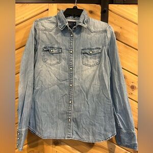 Women’s vintage fitted pearl snap blue jean shirt. Size 12. American Eagle